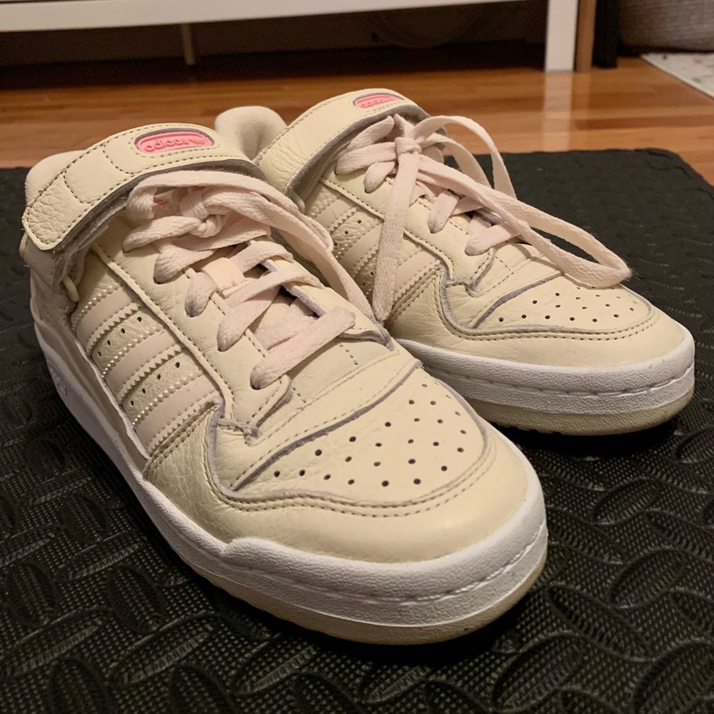 Adidas forum low sneaker